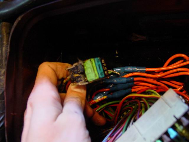 BMW E32 - Rebuilding the Fusebox How To Fix A Broken Fuse Holder In Car